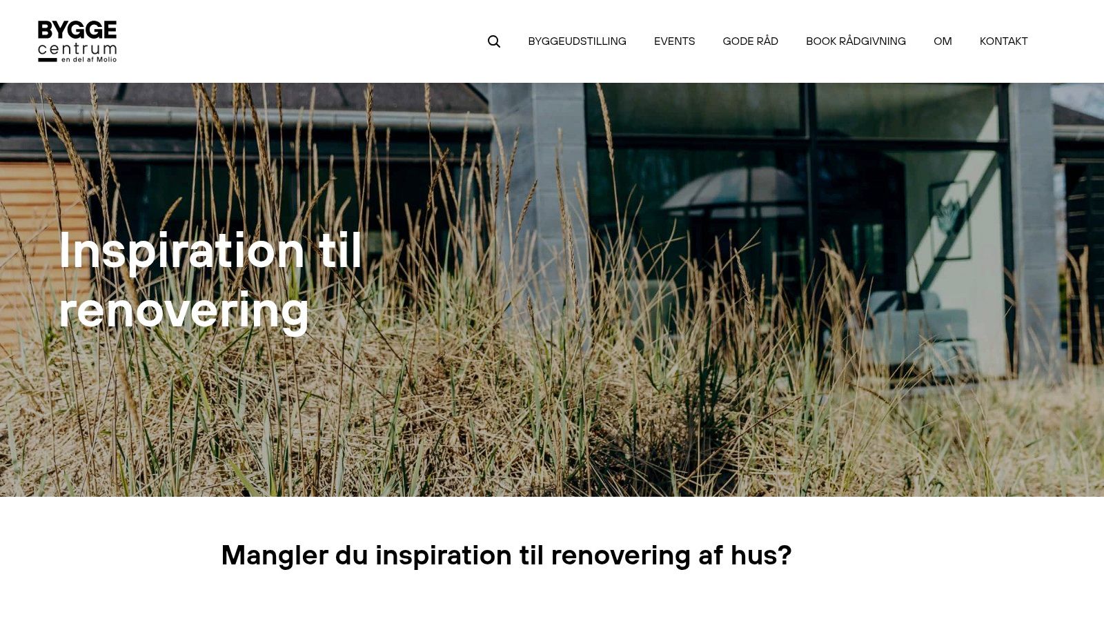 Billede af en moderne husfacade med naturlige materialer og grønne omgivelser.