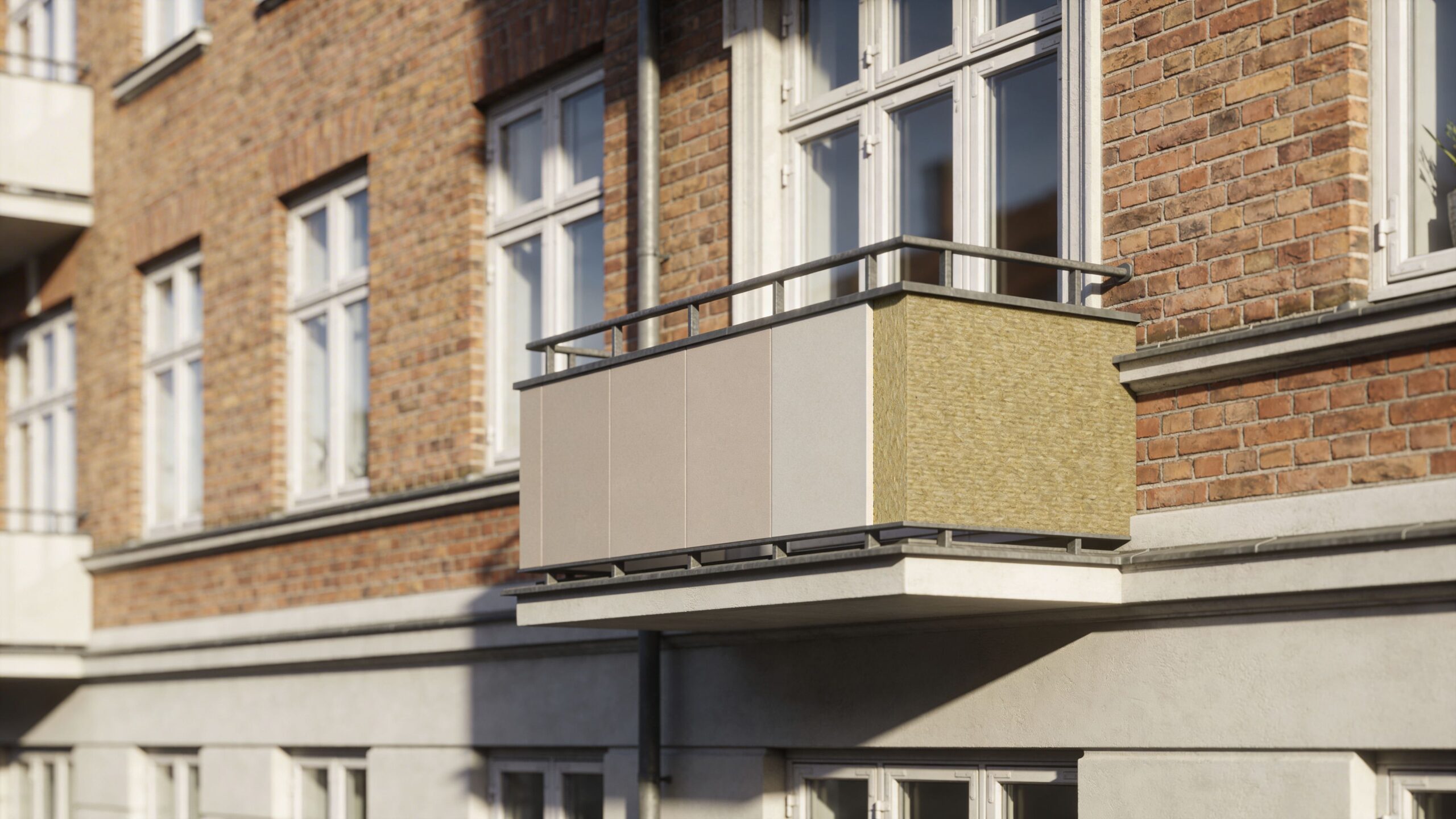 Nærbillede af en altan med isoleringsmateriale installeret på facaden af en ældre murstensbygning i dagslys.