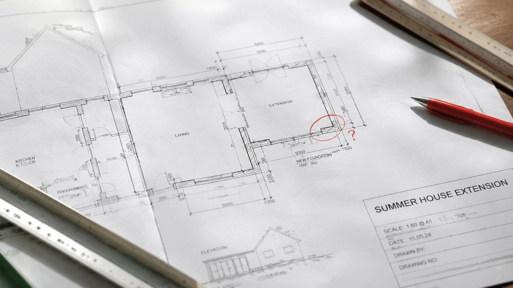 En arkitekttegning af en tilbygning til et sommerhus med en rød cirkel omkring et hjørne.