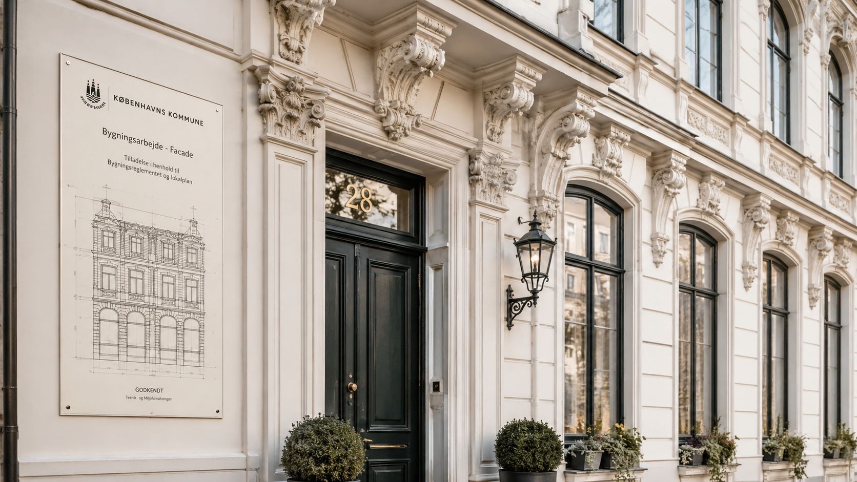 En elegant københavnerfacade med et opslag om bygningsarbejde og facaderenovering monteret ved siden af en flot indgangsdør.