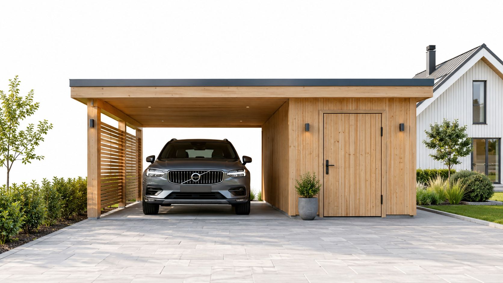 En moderne carport med integreret træskur og parkeret grå Volvo bil foran et hvidt parcelhus i haven.